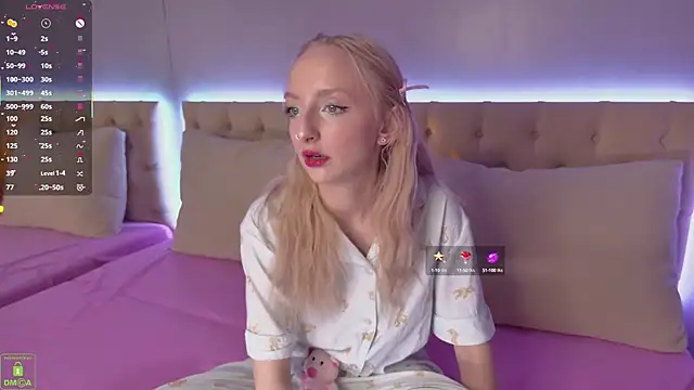 Snapshot of maya_snow chatting on 10/15/25, 04:45 maya snow online show from 10/15/25, 04:45