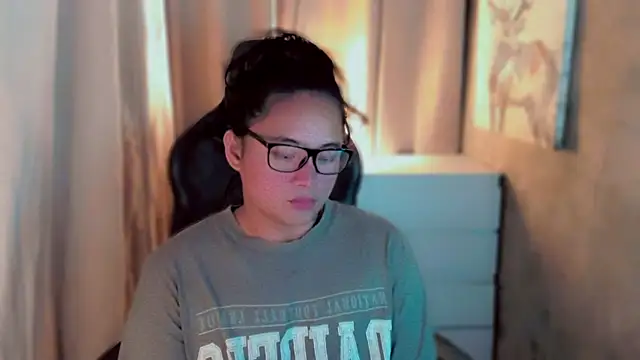 Snapshot of kaicromwell_ chatting on 10/21/25, 01:23 kaicromwell online show from 10/21/25, 01:23