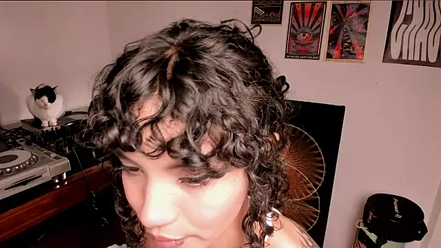 Snapshot of Nati____ chatting on 02/13/26, 02:35 Nati online show from 02/13/26, 02:35