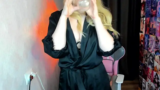 NicoleRiccii online show from 12/13/25, 07:53