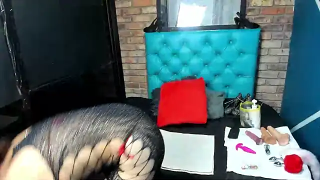 Snapshot of Mia_Holly__ chatting on 09/24/25, 08:34 Mia Holly   online show from 09/24/25, 08:34