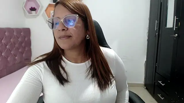 Snapshot of cristydirtyhot chatting on 11/30/25, 07:07 cristydirtyhot online show from 11/30/25, 07:07