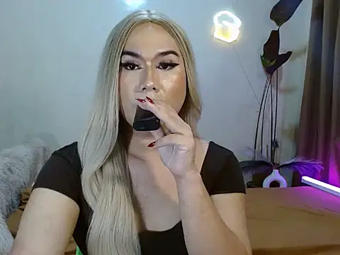 Snapshot of longoria_crawford chatting on 09/19/25, 06:19 longoria crawford online show from 09/19/25, 06:19