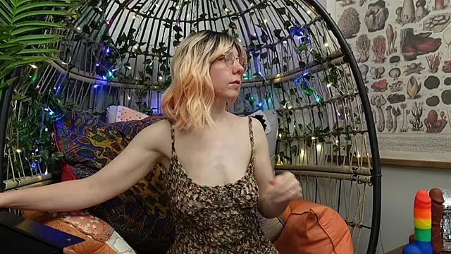 Snapshot of bendingofwillow chatting on 11/17/25, 10:15 bendingofwillow online show from 11/17/25, 10:15