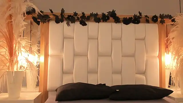 Daphne And Roger online show from 12/04/25, 10:57