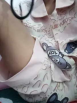 Snapshot of Yoo_j chatting on 10/15/25, 10:59 Yoo j online show from 10/15/25, 10:59