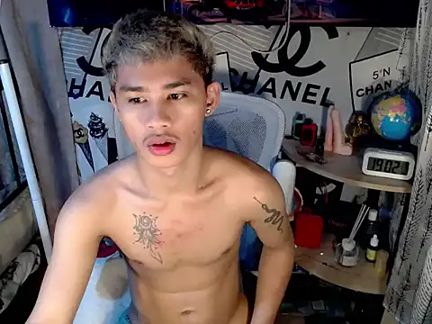 Snapshot of asianhardcock25 chatting on 04/18/26, 11:03 asianhardcock25 online show from 04/18/26, 11:03