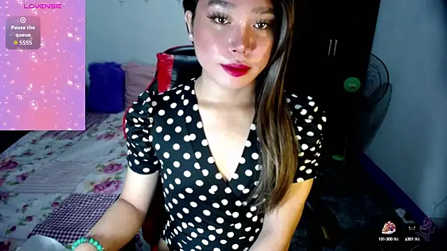 Snapshot of Urassiansweetcummer chatting on 10/17/25, 02:04 Urassiansweetcummer online show from 10/17/25, 02:04