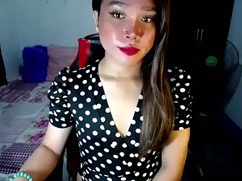 Snapshot of Urassiansweetcummer chatting on 10/17/25, 02:30 Urassiansweetcummer online show from 10/17/25, 02:30