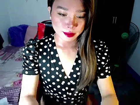 Snapshot of Urassiansweetcummer chatting on 10/26/25, 01:33 Urassiansweetcummer online show from 10/26/25, 01:33