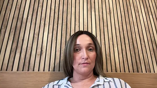 Snapshot of ElegantLilyXX chatting on 12/17/25, 01:06 ElegantLilyXX online show from 12/17/25, 01:06