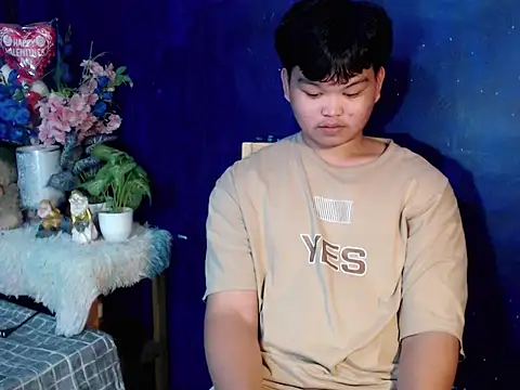 Snapshot of Reynelcock chatting on 10/13/25, 02:28 Reynelcock online show from 10/13/25, 02:28