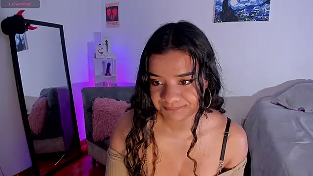 Shophie thoopson online show from 05/11/26, 08:28