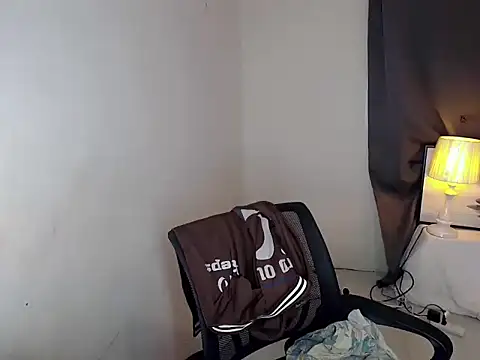 Snapshot of Filipina_milker chatting on 10/19/25, 02:40 Filipina milker online show from 10/19/25, 02:40