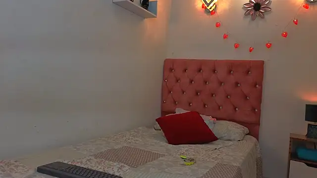 Snapshot of Kyra_Honey chatting on 10/06/25, 08:06 Kyra Honey online show from 10/06/25, 08:06