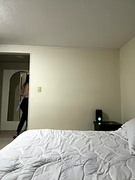 MiaLune Pink online show from 10/28/25, 10:56