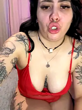 Snapshot of Draculona-666 chatting on 10/24/25, 04:42 Draculona-666 online show from 10/24/25, 04:42