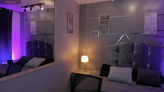 Snapshot of Christopher_77 chatting on 10/22/25, 01:00 Christopher 77 online show from 10/22/25, 01:00