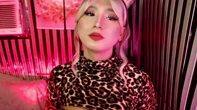 UrhotlucyTS online show from 05/05/26, 06:54