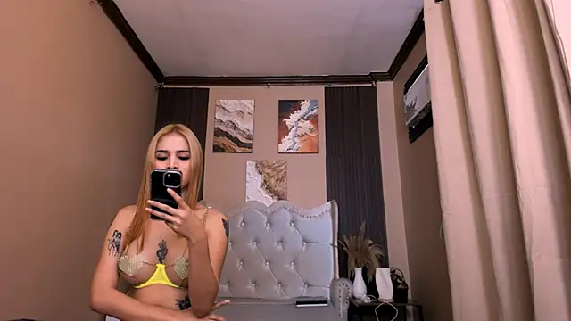 Snapshot of CasseyCollins chatting on 12/01/25, 12:59 CasseyCollins online show from 12/01/25, 12:59