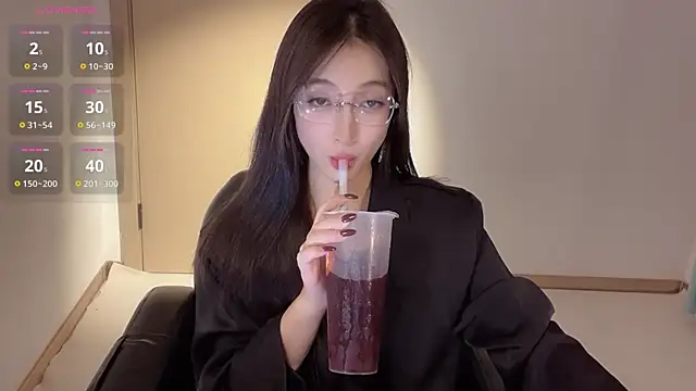 Snapshot of Seraphina-se chatting on 11/14/25, 06:17 Seraphina-se online show from 11/14/25, 06:17