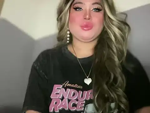 Snapshot of Naughtyrosecum chatting on 10/16/25, 02:40 Naughtyrosecum online show from 10/16/25, 02:40