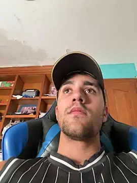 Snapshot of aavrdvh33 chatting on 11/02/25, 12:18 aavrdvh33 online show from 11/02/25, 12:18