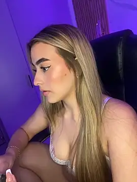 Snapshot of KYLIE_JONES6 chatting on 06/11/26, 02:53 KYLIE JONES6 online show from 06/11/26, 02:53