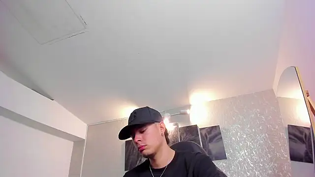 Snapshot of nils_saint chatting on 10/28/25, 03:43 nils saint online show from 10/28/25, 03:43