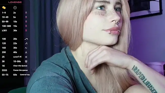 Snapshot of PieraMarch chatting on 10/23/25, 07:01 PieraMarch online show from 10/23/25, 07:01