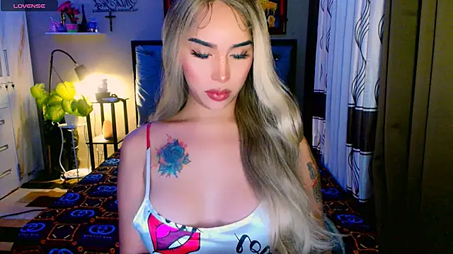 Snapshot of Franchesca_Trans chatting on 11/16/25, 02:39 Franchesca Trans online show from 11/16/25, 02:39