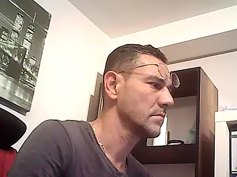 Snapshot of mastercharisma35 chatting on 12/16/25, 02:33 mastercharisma35 online show from 12/16/25, 02:33