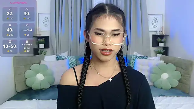 Snapshot of PrettyBlythes_TS chatting on 10/27/25, 12:31 PrettyBlythes TS online show from 10/27/25, 12:31