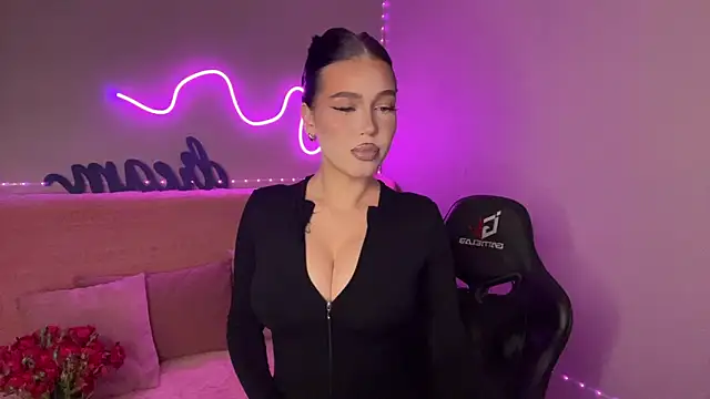 Snapshot of mistress_of_hearts chatting on 11/06/25, 08:32 mistress of hearts online show from 11/06/25, 08:32