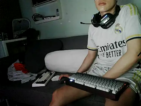 Snapshot of boyhigh1997 chatting on 04/05/26, 05:43 boyhigh1997 online show from 04/05/26, 05:43