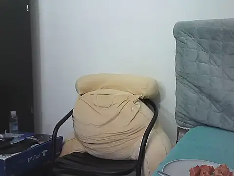 Snapshot of morenocabro10 chatting on 11/18/25, 01:44 morenocabro10 online show from 11/18/25, 01:44