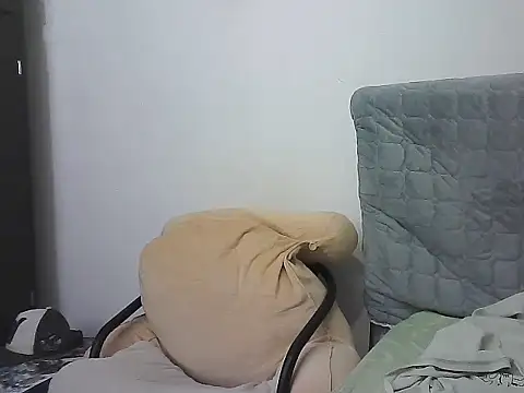 Snapshot of morenocabro10 chatting on 11/23/25, 01:49 morenocabro10 online show from 11/23/25, 01:49