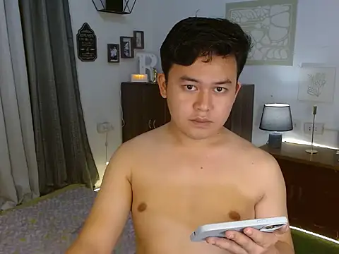 Snapshot of annocentboy chatting on 10/25/25, 01:07 annocentboy online show from 10/25/25, 01:07