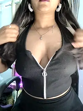 Snapshot of luv_johrrra chatting on 12/20/25, 10:44 luv johrrra online show from 12/20/25, 10:44