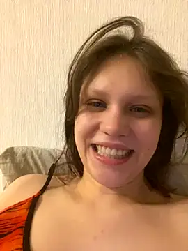 Snapshot of Lunliss chatting on 11/30/25, 05:39 Lunliss online show from 11/30/25, 05:39