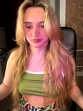 Snapshot of Chloe_Ravens chatting on 10/04/25, 08:07 Chloe Ravens online show from 10/04/25, 08:07