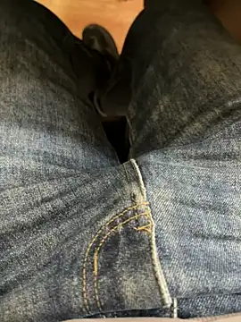 Snapshot of Cruel00 chatting on 10/21/25, 10:27 Cruel00 online show from 10/21/25, 10:27