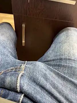 Snapshot of Cruel00 chatting on 10/22/25, 09:53 Cruel00 online show from 10/22/25, 09:53