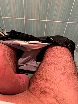 Snapshot of Cruel00 chatting on 11/12/25, 04:07 Cruel00 online show from 11/12/25, 04:07