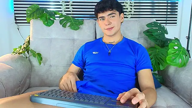 CamiiGuzmanX online show from 05/21/26, 09:33
