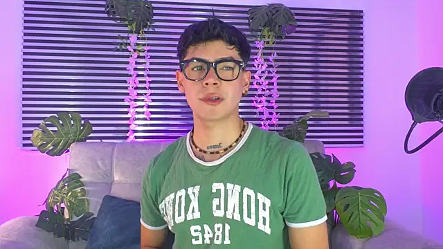 CamiiGuzmanX online show from 06/24/26, 05:56