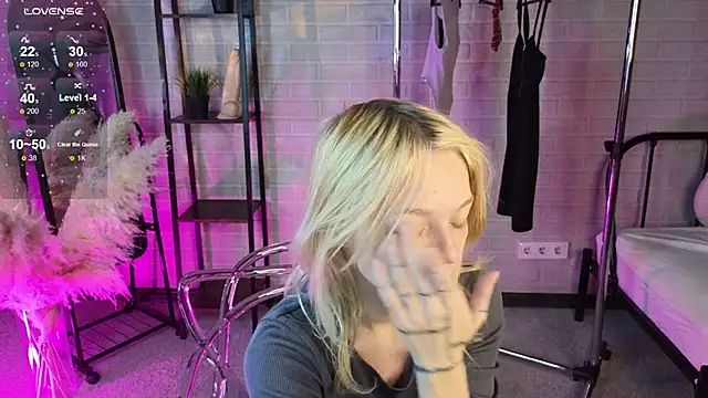 MillaHolt online show from 09/29/25, 08:19