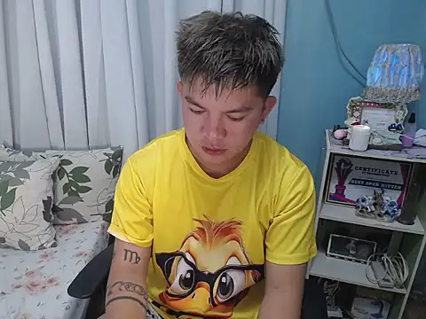 Snapshot of Fuckboii_intown chatting on 12/14/25, 01:44 Fuckboii intown online show from 12/14/25, 01:44