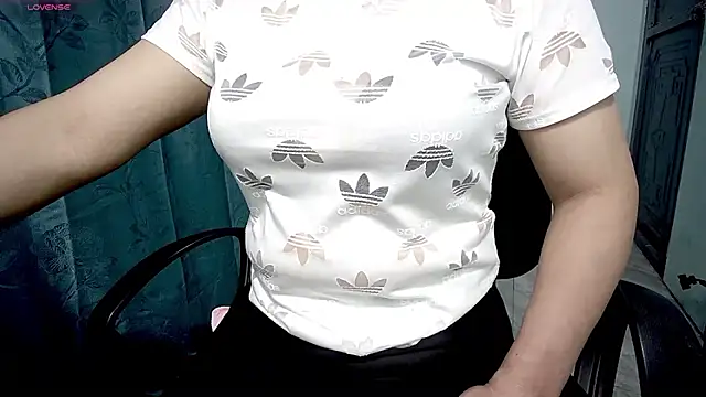 Snapshot of _Sara_768 chatting on 11/14/25, 10:14 Sara 768 online show from 11/14/25, 10:14