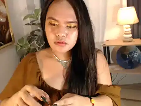 Snapshot of yourmochaloca69 chatting on 10/23/25, 05:44 yourmochaloca69 online show from 10/23/25, 05:44